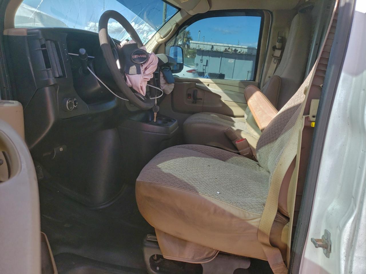 GMC Savana G2500 Image 10