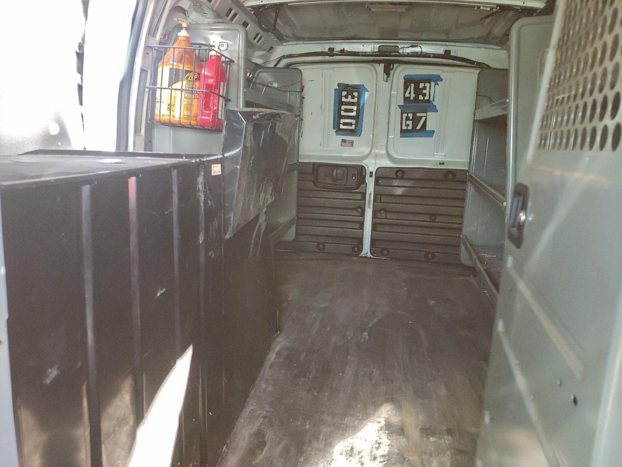 GMC Savana G2500 Image 8