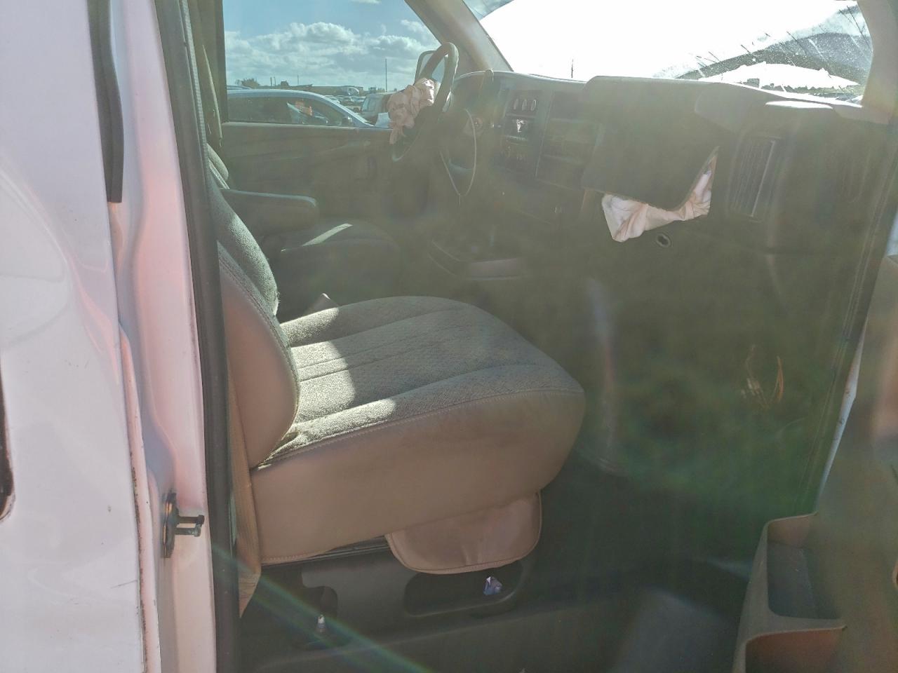 GMC Savana G2500 Image 14