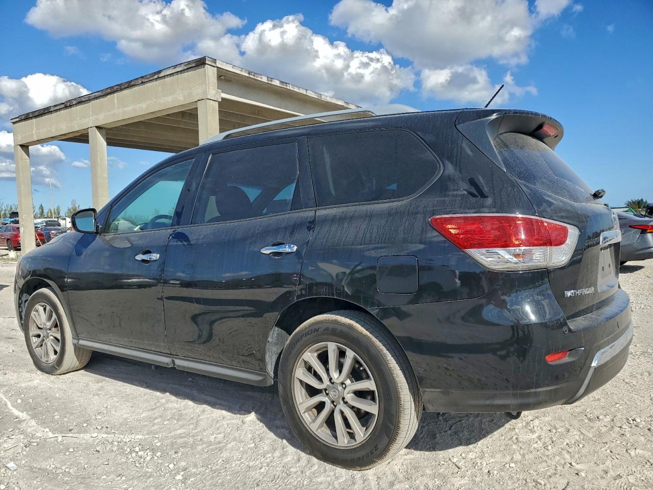 Nissan Pathfinder S Image 4