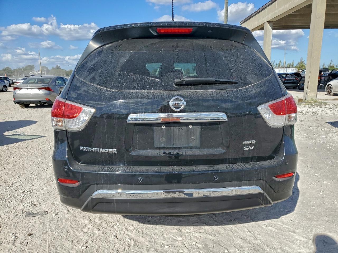 Nissan Pathfinder S Image 5