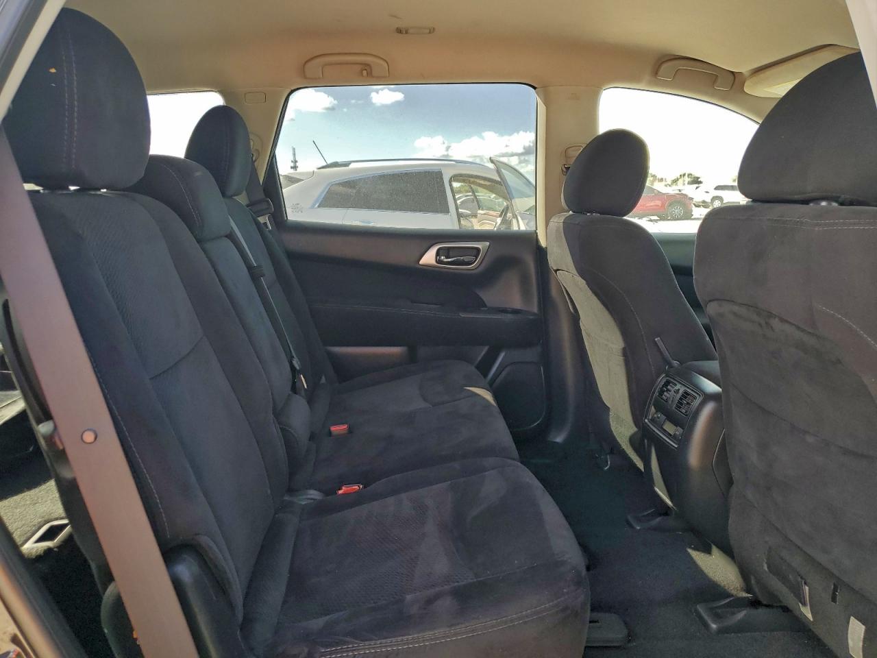 Nissan Pathfinder S Image 6