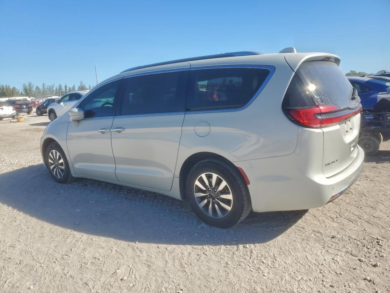 Chrysler Pacifica Touring L Image 3