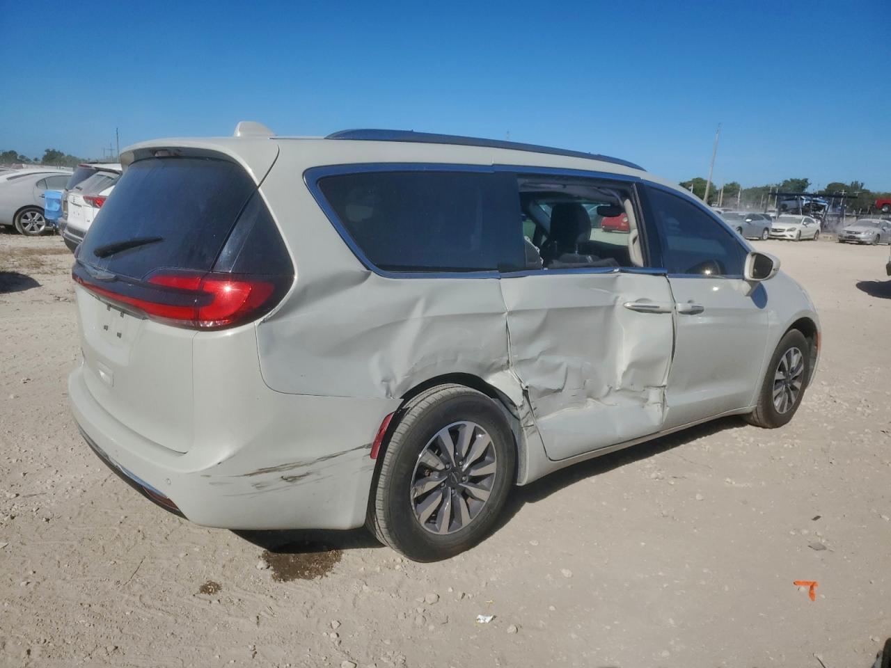 Chrysler Pacifica Touring L Image 7