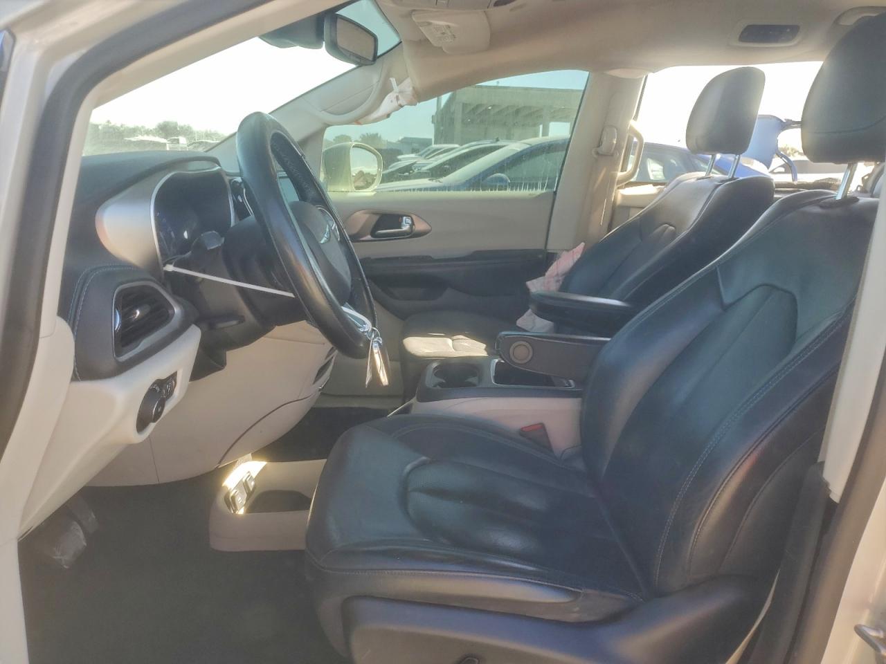 Chrysler Pacifica Touring L Image 8