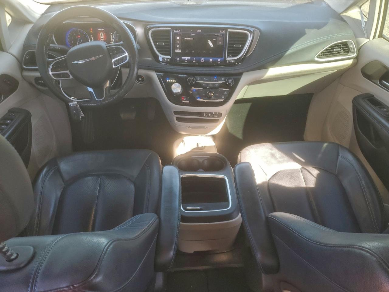 Chrysler Pacifica Touring L Image 5
